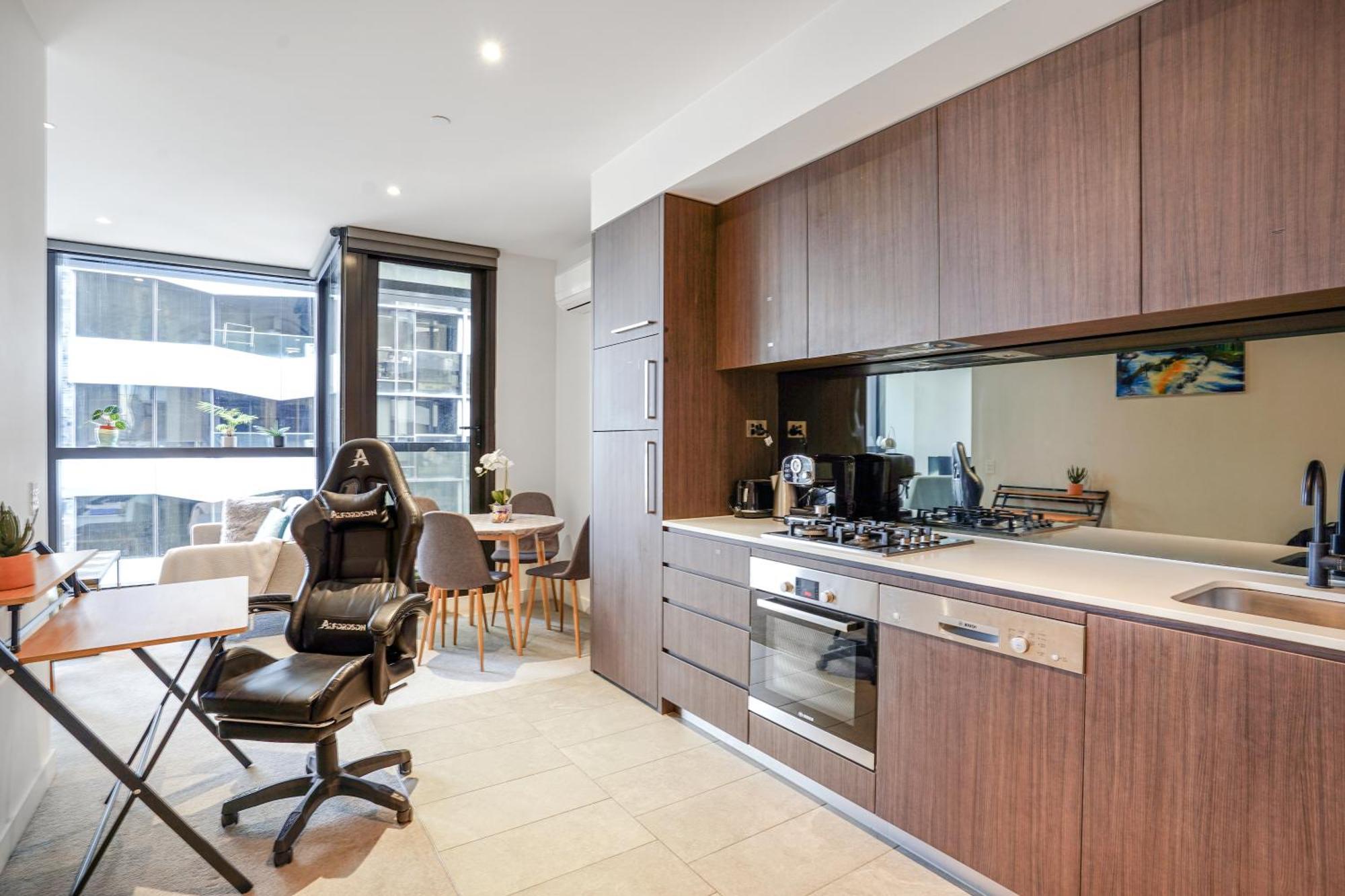 Cosy 2-Bedroom Retreat With City View Near Qvm Melbourne Exterior photo